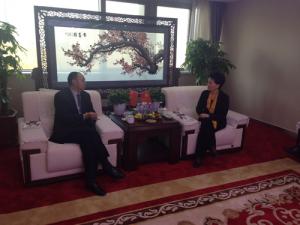 鄺遠平與河南省工商聯(lián)副主席、鄭州市工商聯(lián)主席薛景霞